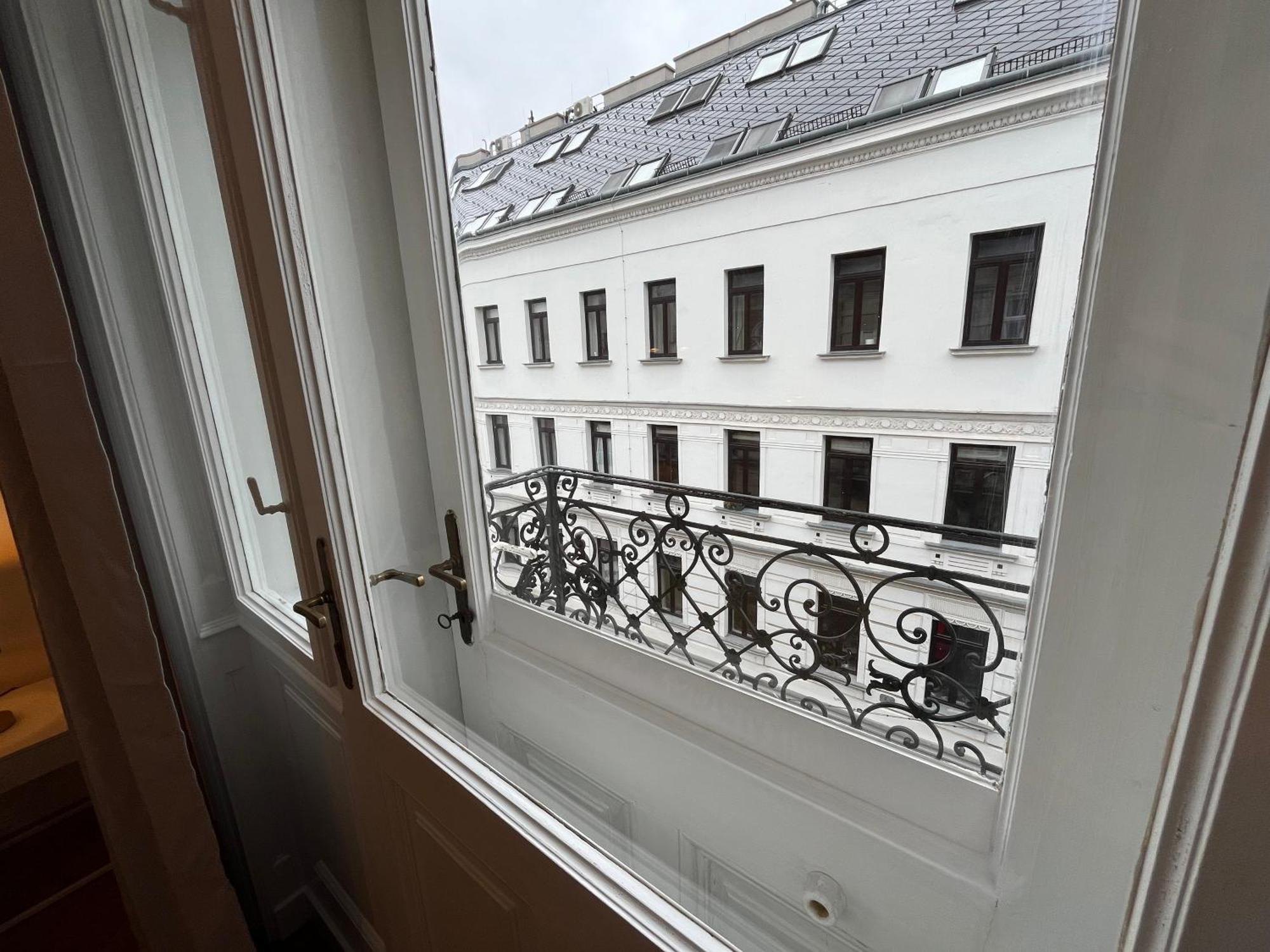 Grosszuegiger Wiener Altbau Gleich Neben Schoenbrunn Viena Exterior foto
